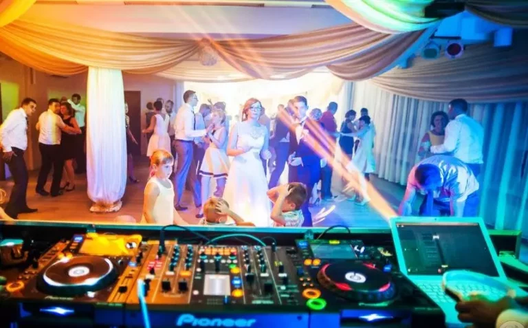 Melodia miłości - rola profesjonalnego dj-a w kreowaniu nastroju podczas wesela