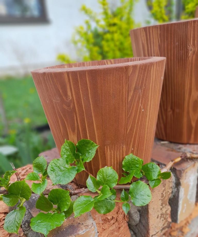 Stylowe donice drewniane – jak wprowadzić naturę na taras i balkon?