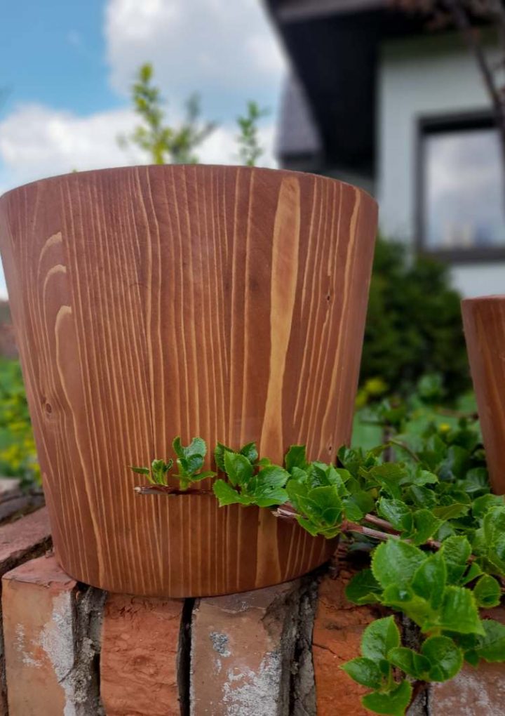 Stylowe donice drewniane – jak wprowadzić naturę na taras i balkon?