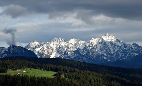 Zakopane poza sezonem – dlaczego warto odwiedzić stolicę Tatr jesienią?