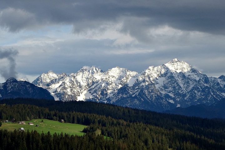 Zakopane poza sezonem – dlaczego warto odwiedzić stolicę Tatr jesienią?
