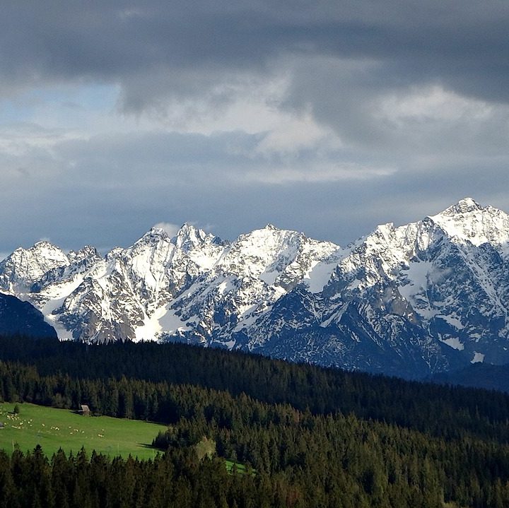 Zakopane poza sezonem – dlaczego warto odwiedzić stolicę Tatr jesienią?